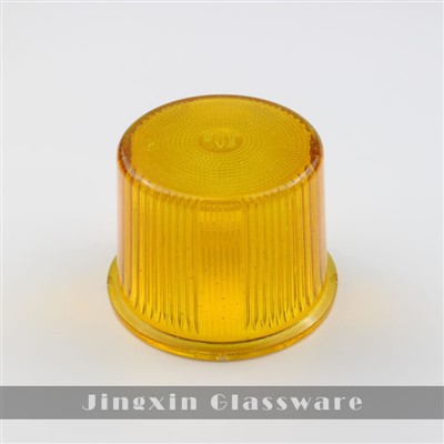 Jòn trase bòl vè lonbraj lanp